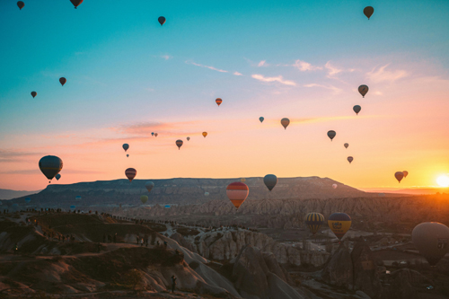 Binlerce yıllık tarihiyle, peri bacalarıyla, balonlarla süslenen gökyüzüyle ve mistik atmosferiyle Kapadokya